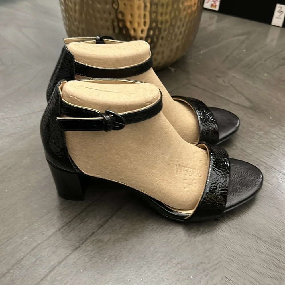 NATURALIZER Vera Ankle Strap Sandals